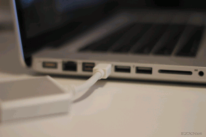 Thunderboltポートにmoshi MiniDisplayPort to HDMI adapterを接続します。