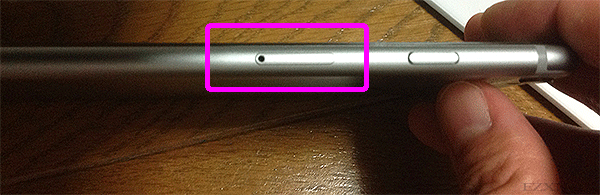 iPhone本体の側面にあるSIMトレイ横の穴にピンを挿してSIMトレイを外します