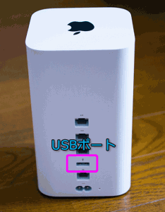 AirMac ExtremeのUSBポートにUSBケーブルを接続してハードディスクを繋ぎます。